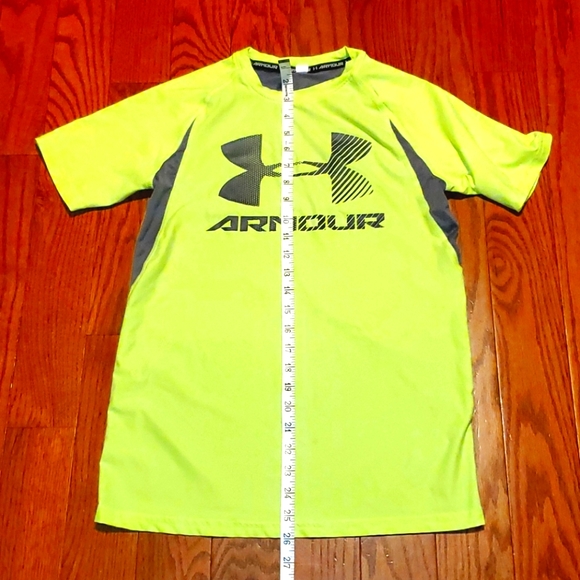 LIKE NEW: YOUTH UNDER ARMOUR ACTIVEWEAR TOP - Picture 7 of 8